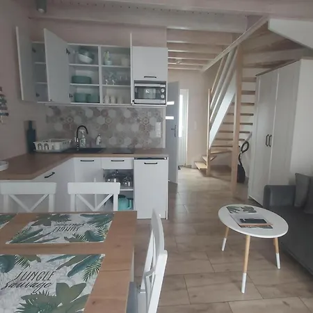 بيت للعطل Large Homes With Beautiful Gardens *