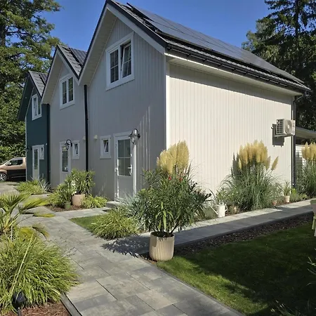 Large Homes With Beautiful Gardens بوبيروفو